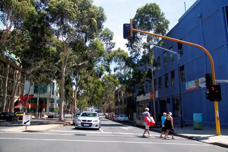 墨尔本时间将近13:30,车子到达一处叫吉朗的城市,房子大都四五层楼