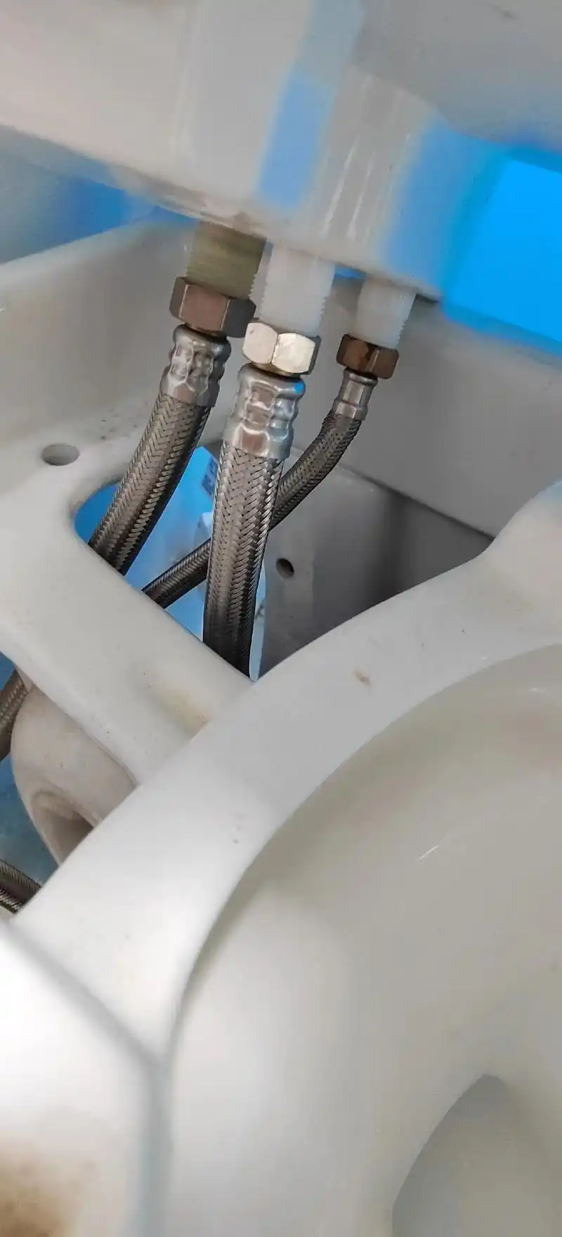 修理工的日常 #马桶维修 胆大妄为,未见过的智能马桶也敢修 - 抖音