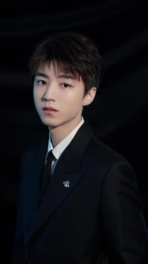 王俊凯绅士范帅气写真