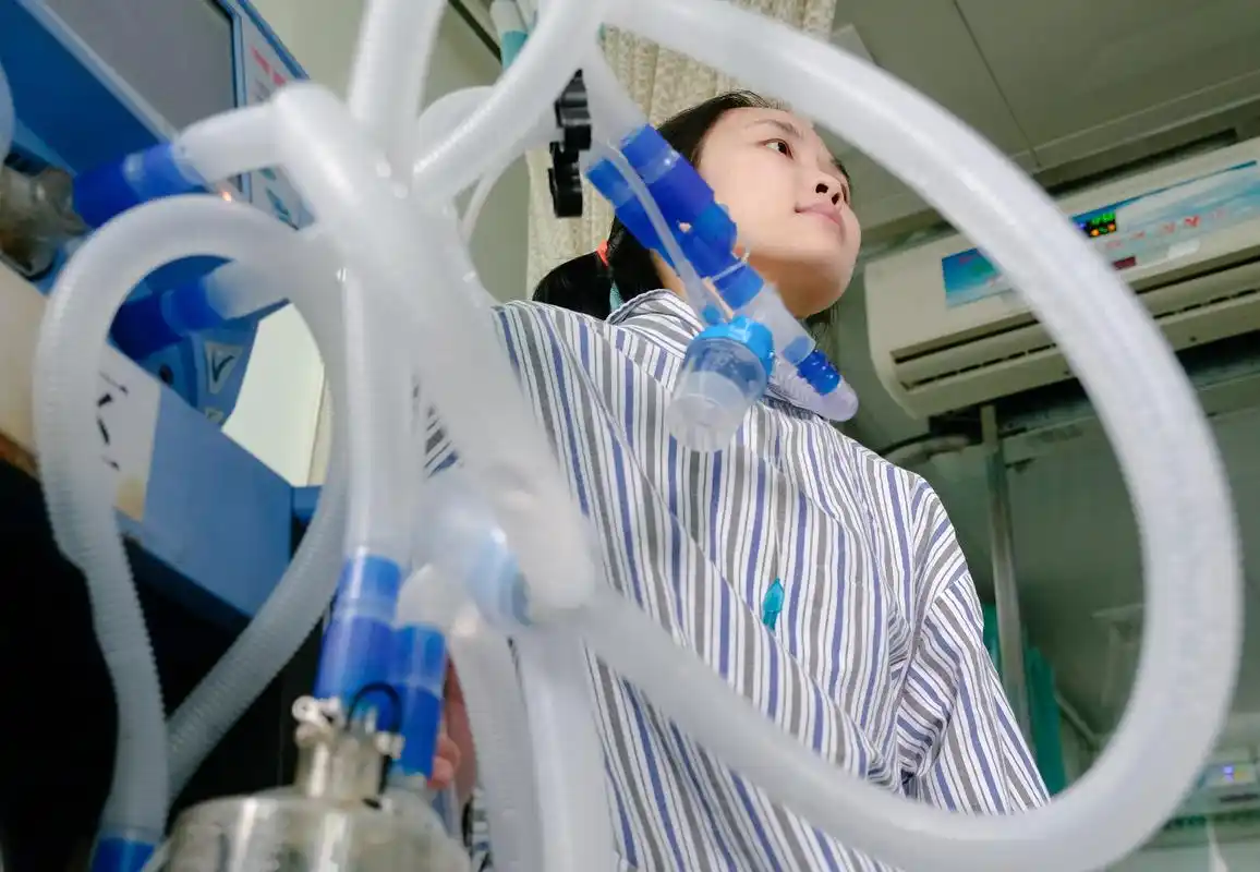 女孩11年蛰居icu意外冻龄老父为她借来二手阳光