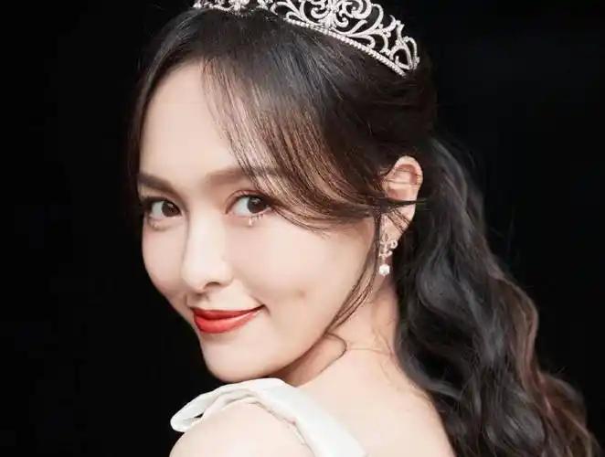 原创唐嫣线下活动生图引热议离开了七级美颜这状态我没眼花吧