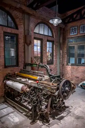 旧上海老纺织厂车间的老旧织布机