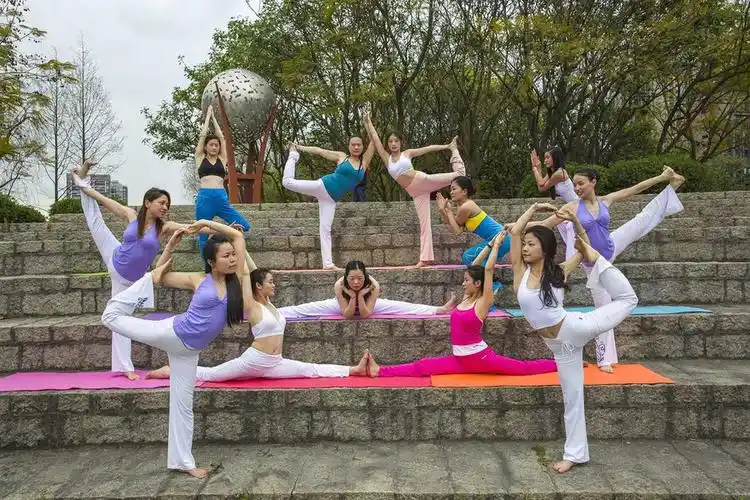 团队瑜伽