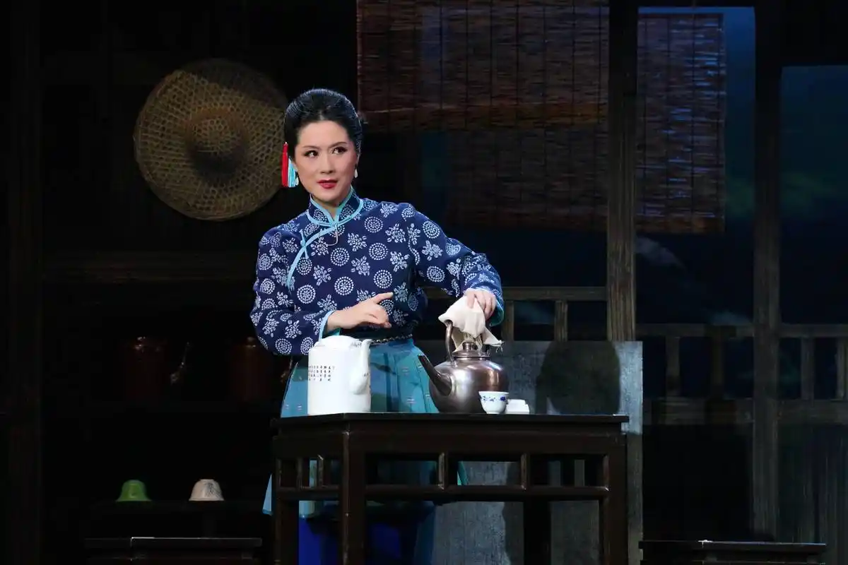 表演艺术家孙毓敏先生的入室亲传弟子,此次饰演剧中主要人物阿庆嫂,最