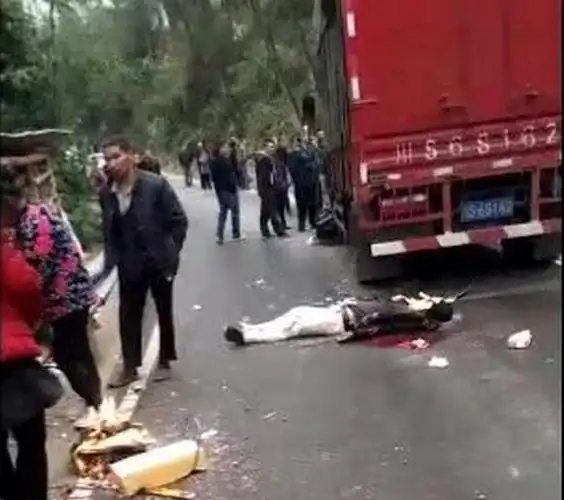 惨摩托车与大货车相撞摩托车驾驶员当场死亡