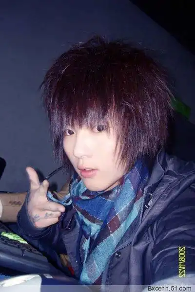 杨子浩的这个头发怎么做的?