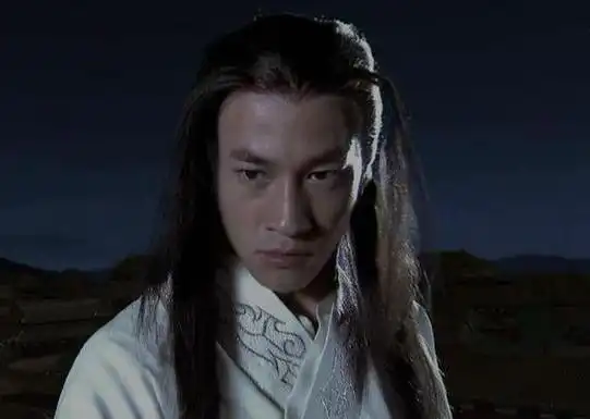 除此之外他还拍摄了电影《陆小凤传奇》,饰演了一剑吹血的西门吹雪.