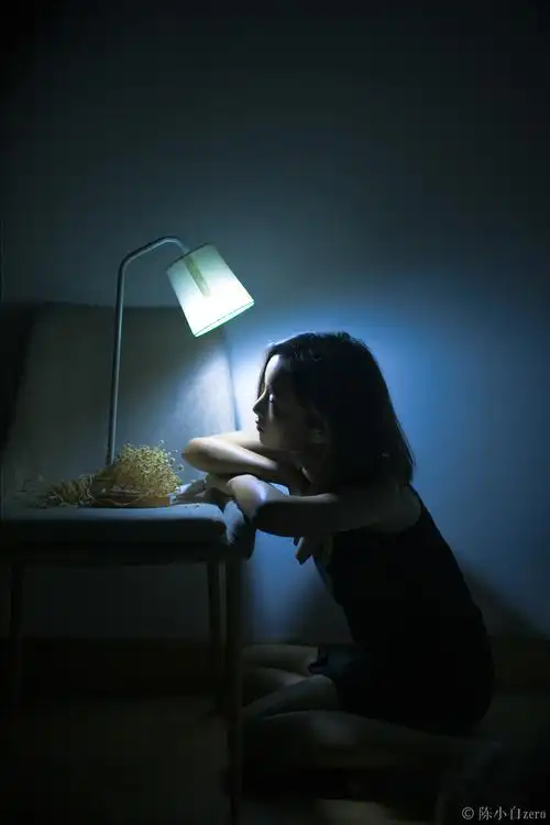 一把凳子一盏灯一个人等一个人