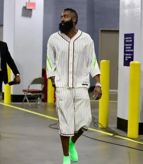 他不光是球技骚,着装也很潮,詹姆斯哈登引领nba时尚潮流的着装