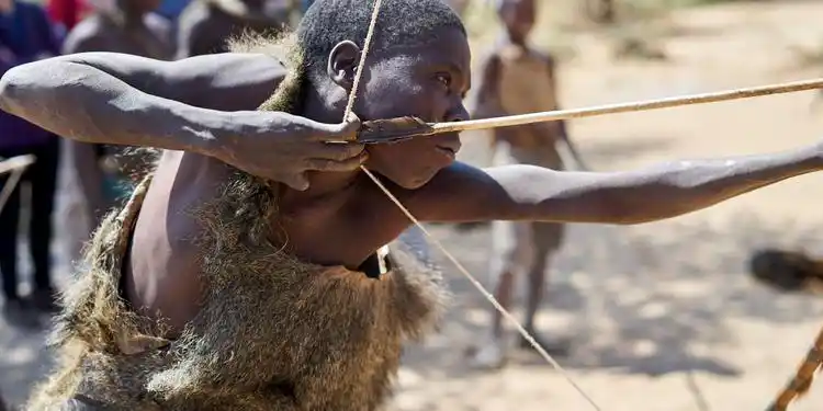 最后一个狩猎部落,至今过着狩猎采集生活,没有时间表也没有金钱