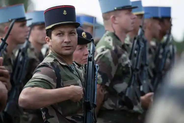 很好奇战后法军的军装体系是什么样子的? - 知乎