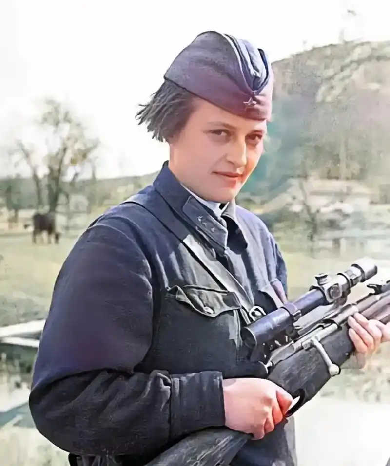 照片中的这位美女,就是二战时期,苏军王牌女狙击手,柳德米拉.