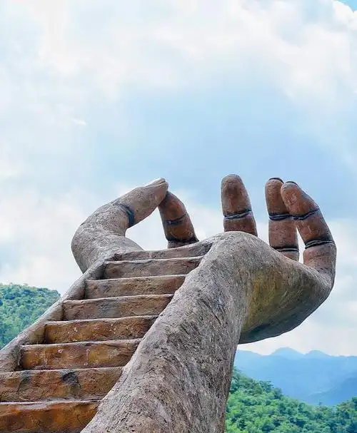 广东清远网红巨手长20米高16米被誉通天神掌