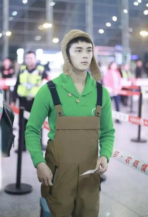 吴磊现身机场穿绿色针织衫搭背带裤超可爱身高182cm反差萌