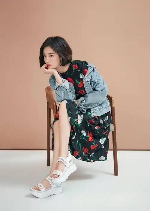 留着长长的头发,是不是感觉很重,但是剪了短发造型之后,就会让大家看