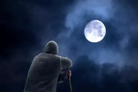 登山者男人晚上考虑大白月亮健壮的男人开始晚下茉