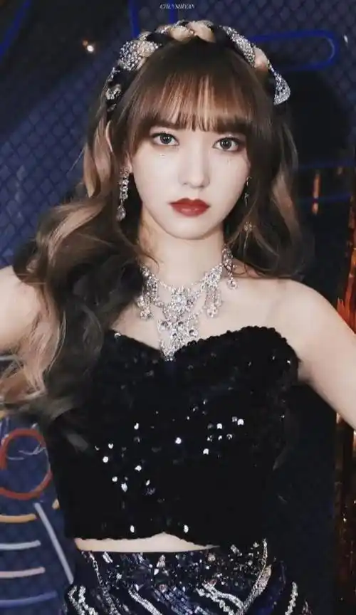 充满青春气息的懵懂感 宛如人间仙子般美丽_宇宙少女_女明星_身材