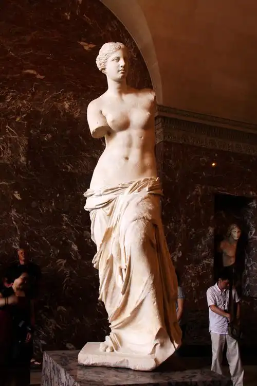 站在"爱神维纳斯"雕像前面,不得不惊叹她无与伦比的美!