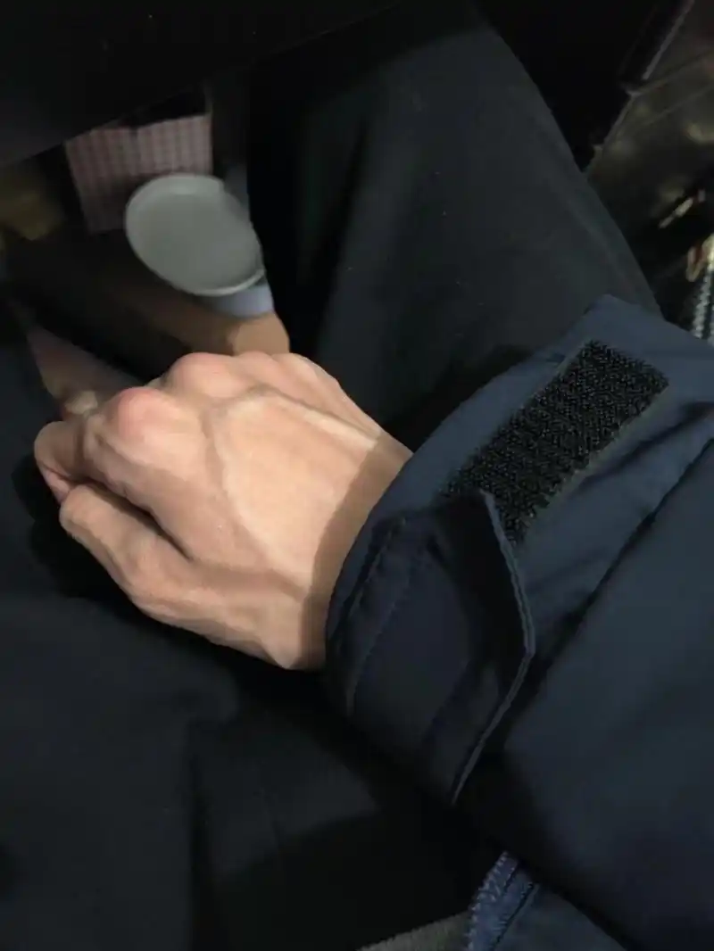 真的很迷一些暴青筋的手!你们觉得哪个最好看?