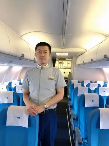 老人高空心脏不适厦航空少果断处置