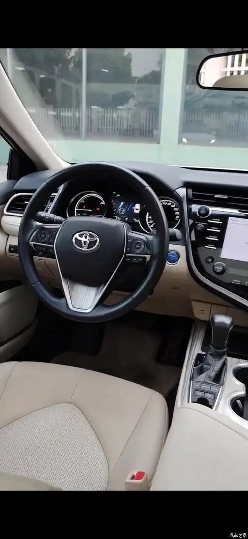 丰田凯美瑞内饰精致时尚很豪华
