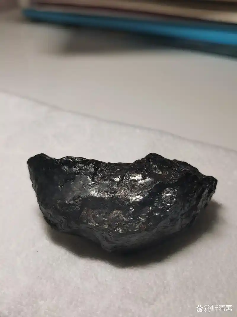 天然黑金刚石原石,天体特征明显,无磁性,硬度大,重中142克,能划玻璃