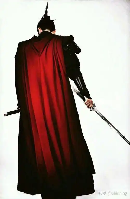 这一袭红袍,让人觉得这人不用回头都是帅帅的将军.
