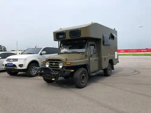 北汽bj212房车款非常有范儿我其实特别好奇里面的机器是什么