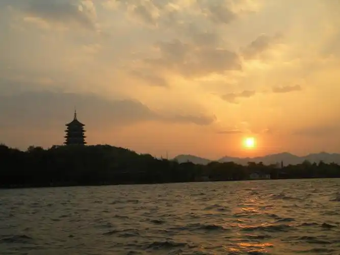 夕阳下的雷锋塔