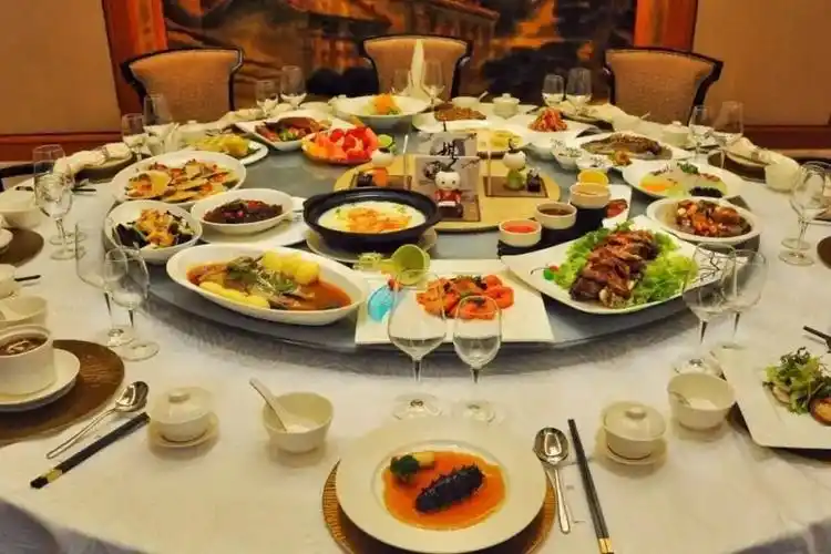 饭局上该你敬酒,干坐着不知所措?只需"3句话",场面拿捏住了