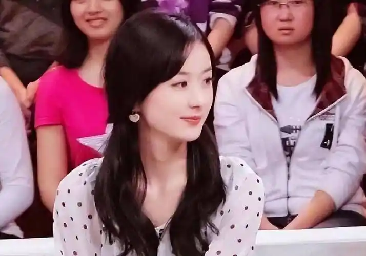 有很多网友把赵丽颖11年前参加综艺的照片给找了出来,并且表示前后