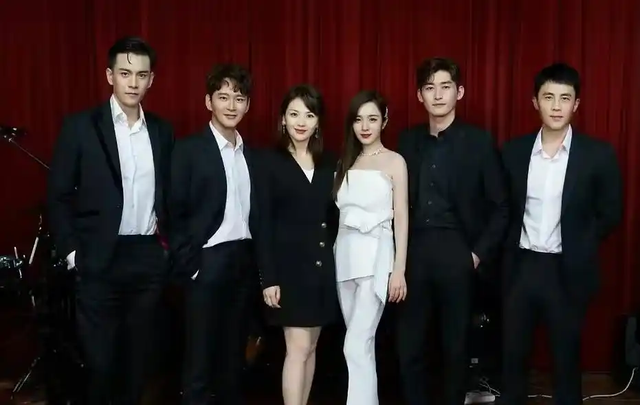 张翰在新剧中用手碰王晓晨的胸,网友吐槽:太辣眼睛了!