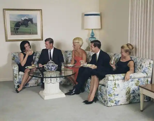 西方人,成年人,中年人,人群,坐,吃,微笑,横图,室内,留白,聚会,沙发