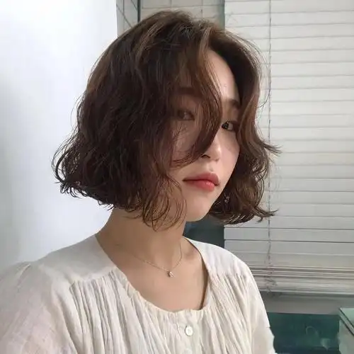 2021冬天你就差一款"慵懒法式蛋卷烫"_发型