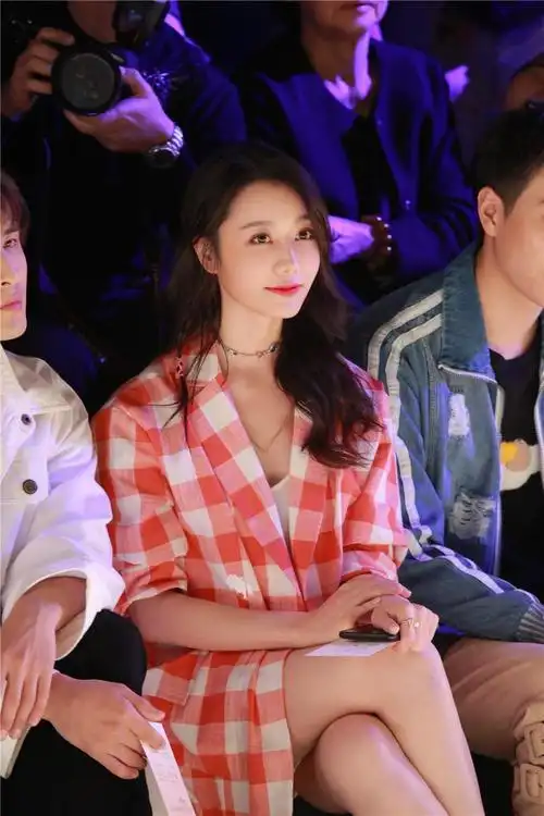 龙政璇亮相上海时装周红白格套装演绎叛逆系优雅