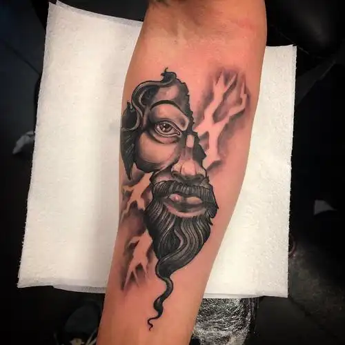 小臂黑灰写实人物肖像纹身图案