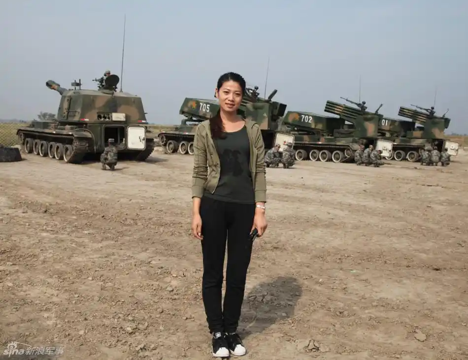 09年国庆阅兵最美女队员训练场上擦重炮_高清图集_新浪网