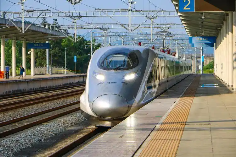 crh380al动车组驶进衡柳线鹿寨北站