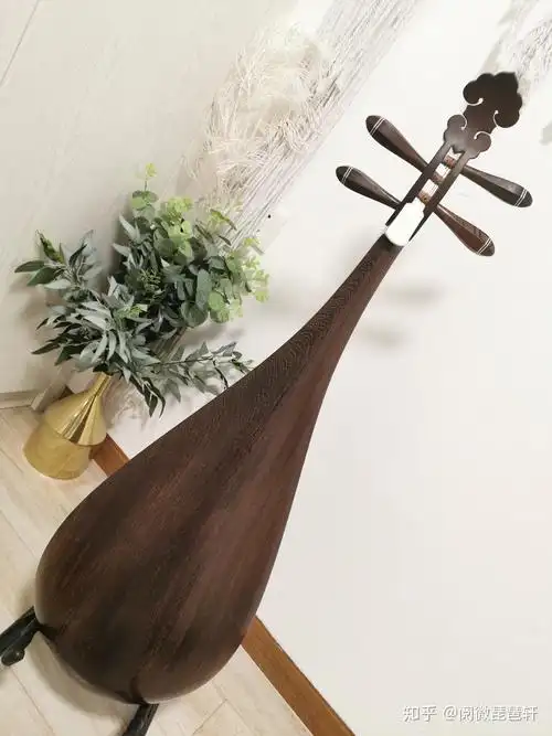 复古凤尾鸡翅木贝雕琵琶