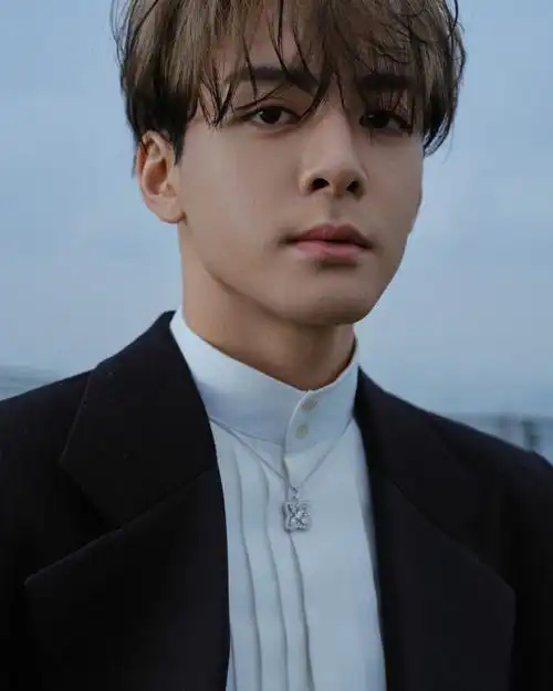 曾舜晞joseph身着saint laurent ss24西服套装,搭配de beers