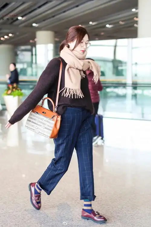 时尚明星#江疏影# 近日机场造型,柔软的大地色配上经典格纹,妥妥的