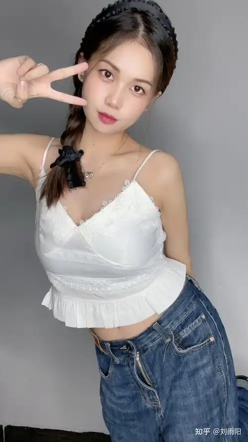 大胸的小个子女生该如何穿衣打扮? - 知乎