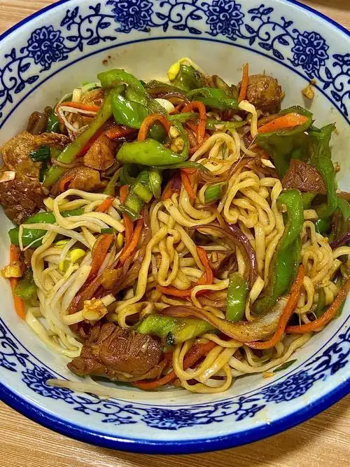 今天吃啥红烧鸡块拌面