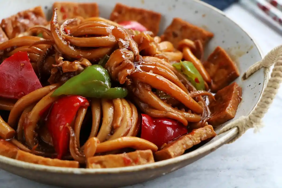 鱿鱼这样做太下饭了,加一块豆腐越焖越香,出锅馋到流口水!