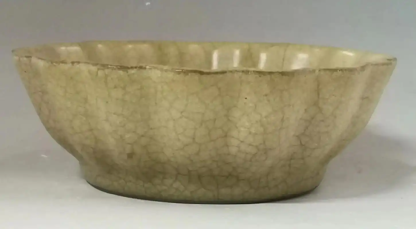 南宋官窑《坤寜殿》款菊瓣洗——龙泉窑《坤寜殿》款标本1993 - 抖音