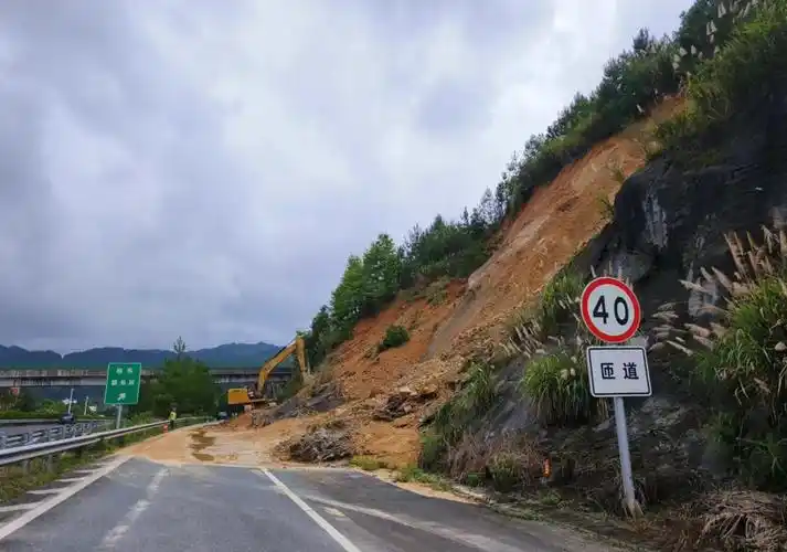 湖南高速集团郴州分公司八面山管理所立即对滑坡区域进行封闭,划出