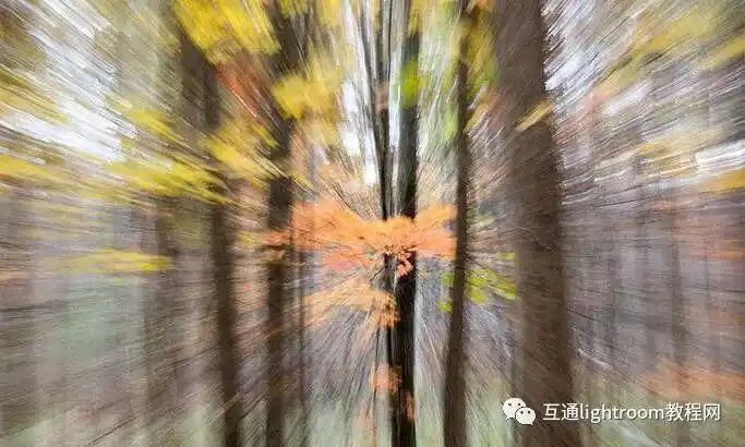 你可以通过在拍摄照片时使用较慢的快门速度和少量移动来实现这种效果