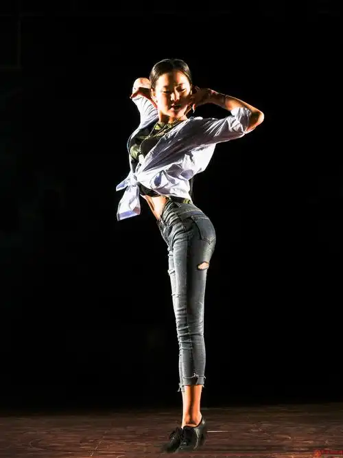 英皇拉丁舞学校老师舞姿