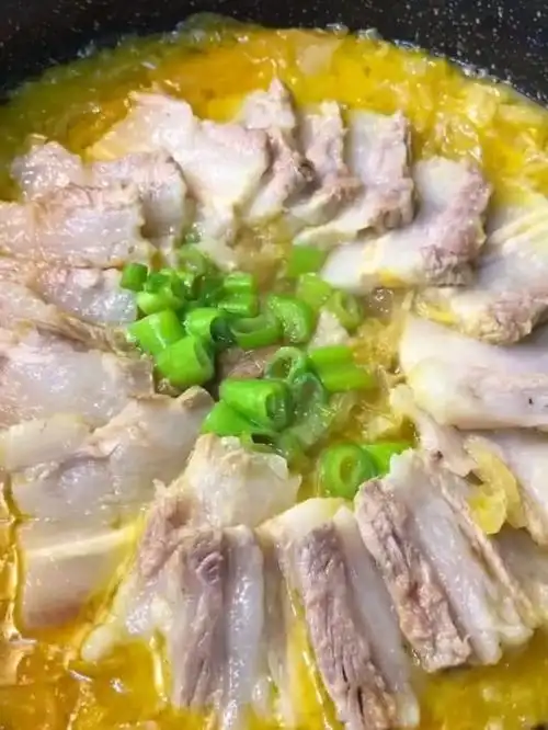 随之也衍生出来酸菜炖白肉,酸菜炖血肠.