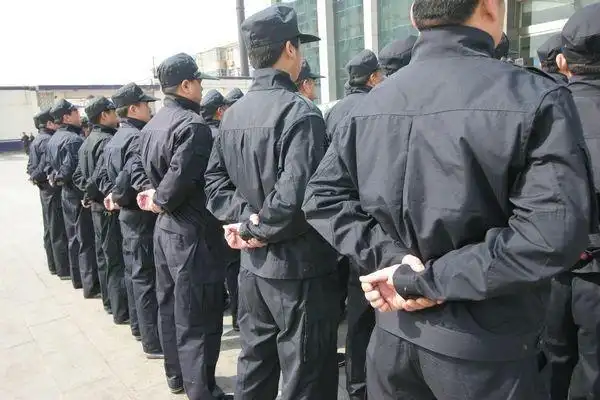 跨立动作各国军人,警察通用,体现着受训者不失严谨整齐的一种雄壮